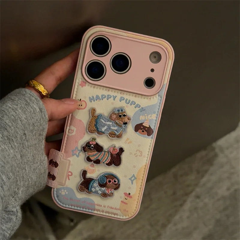 【HAPPY PUPPY】ふわもこ3匹わんこ × 立体刺繍 ガーリースマホケース｜iPhone対応 #240821