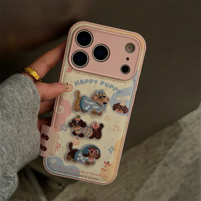 【HAPPY PUPPY】ふわもこ3匹わんこ × 立体刺繍 ガーリースマホケース｜iPhone対応 #240821