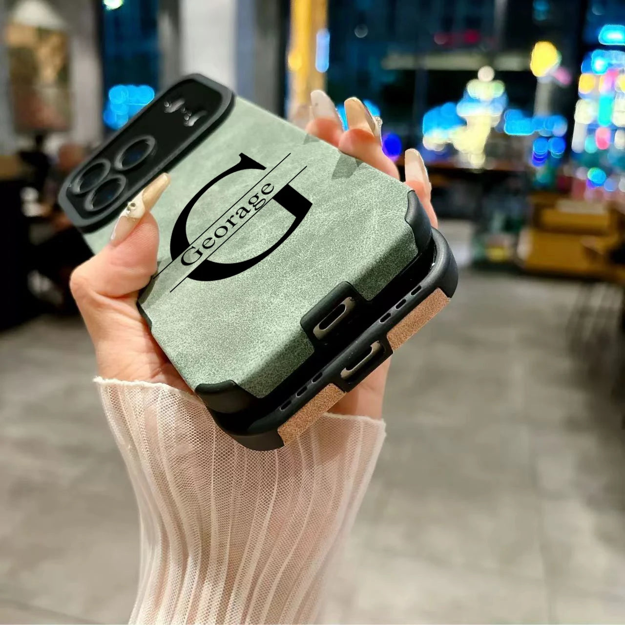 【カスタムシリーズ】ビッグ頭文字イニシャル 名入れ レザー調 ソフトスマホケース｜iPhone対応 #240721