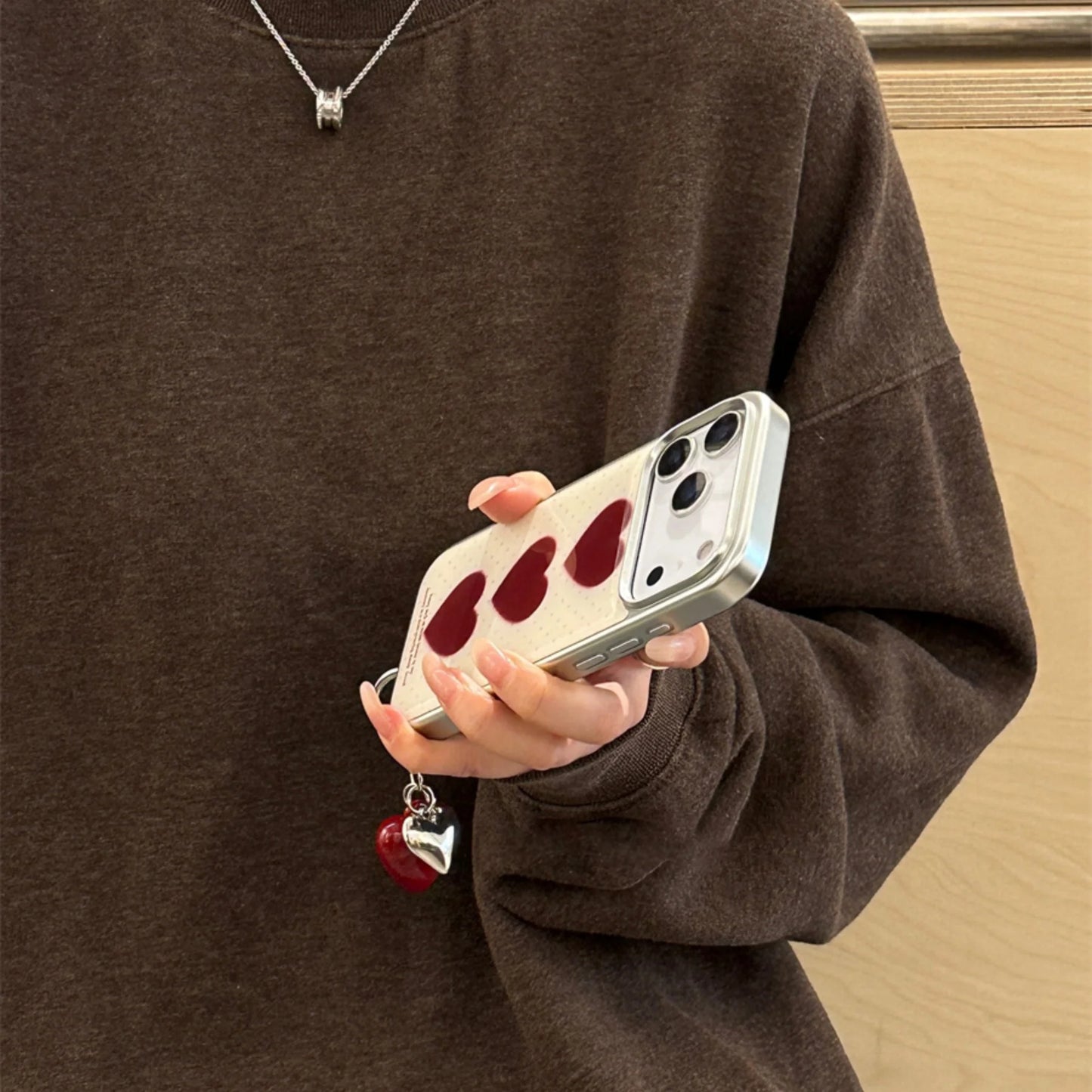 【トリプルハート】ハートモチーフ×揺れチャーム スマホケース｜iPhone対応 #240620