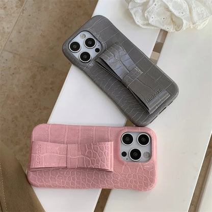 【クロコ調リボングリップ】型押し クロコレザー調 × 立体リボン スマホケース｜iPhone対応 #240617