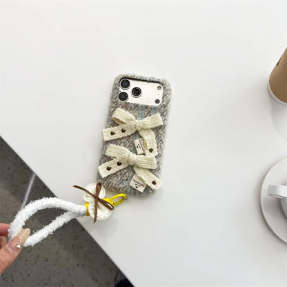ナチュラルニットリボン iPhoneケース｜ハンドメイド風・ストラップ付き #240423