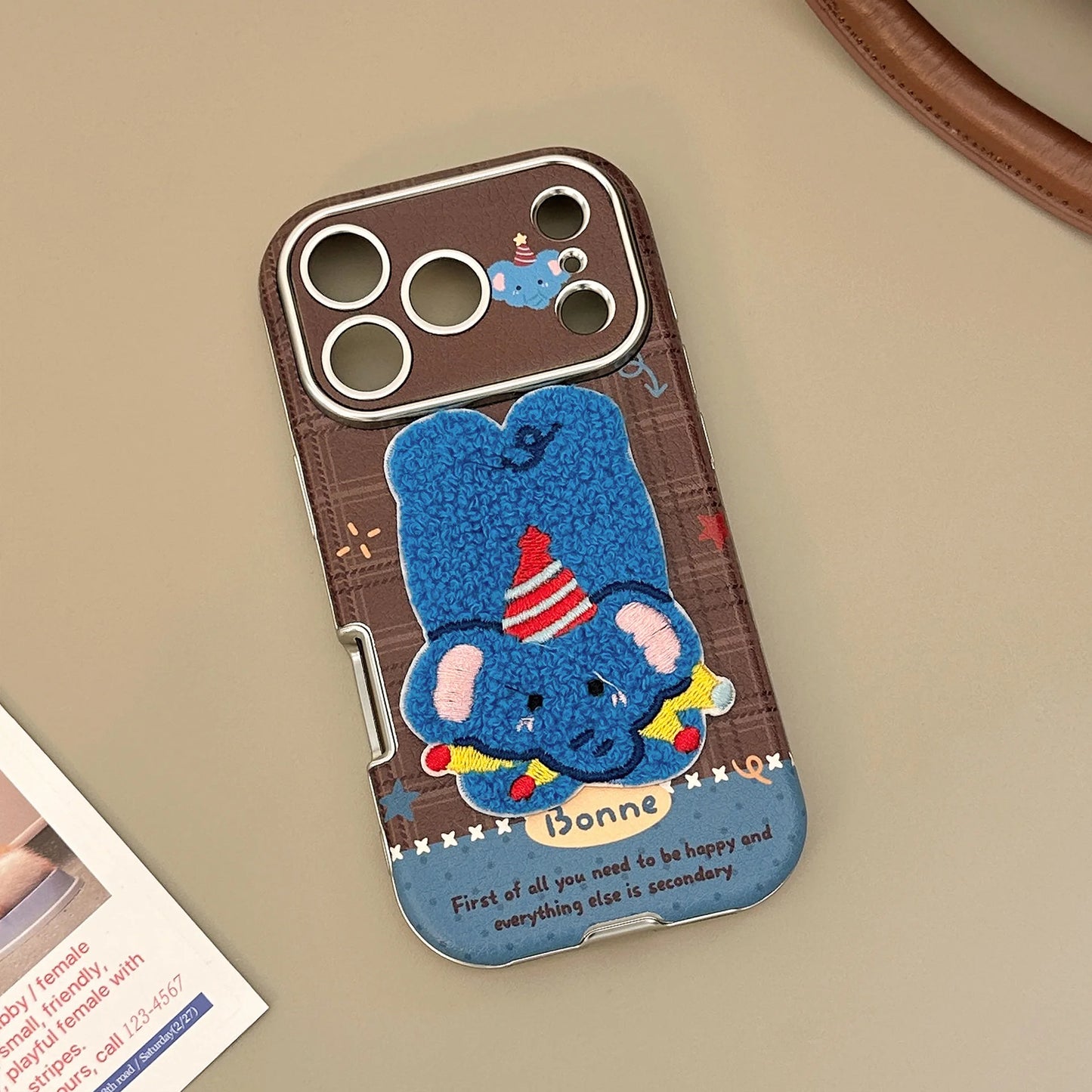 【ふわもこアニマル】立体刺繍 × ポップイラスト ワンチャン ネコちゃん スマホケース｜iPhone対応 #240830