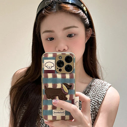 【チェックダックス】刺繍わんこ × レトロチェック エンボス スマホケース｜iPhone対応 #250210