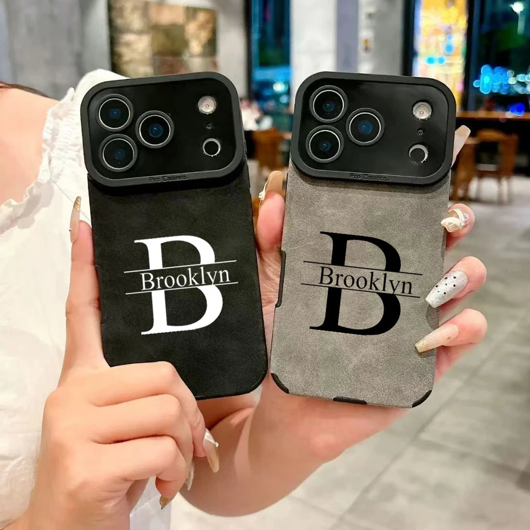 【カスタムシリーズ】ビッグ頭文字イニシャル 名入れ レザー調 ソフトスマホケース｜iPhone対応 #240721