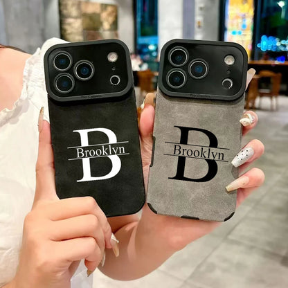 【カスタムシリーズ】ビッグ頭文字イニシャル 名入れ レザー調 ソフトスマホケース｜iPhone対応 #240721