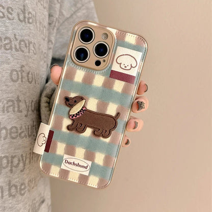 【チェックダックス】刺繍わんこ × レトロチェック エンボス スマホケース｜iPhone対応 #250210