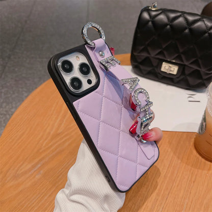 【カスタムシリーズ】名入れOK✨ キルティングスマホケース – ストラップ付き＆ストーン装飾｜iPhone対応 #250625