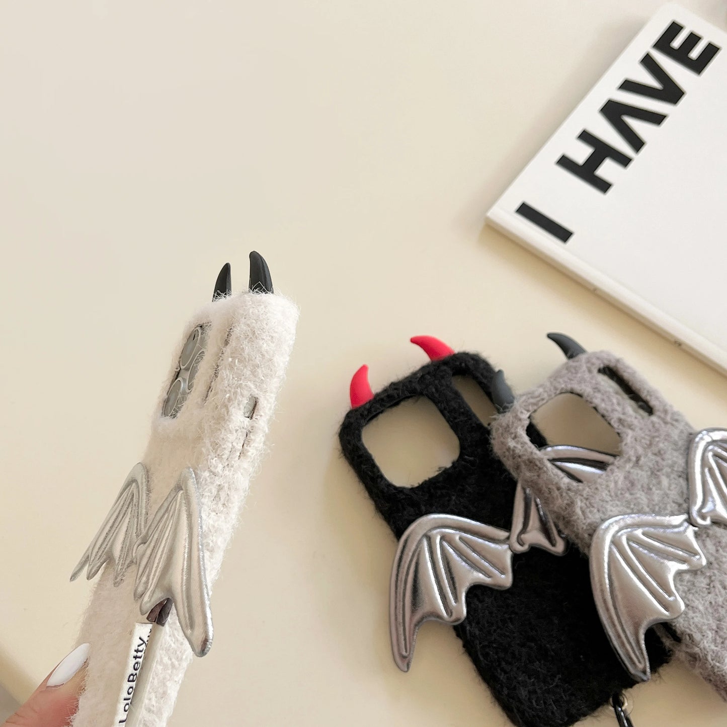 【デビルウィング】立体シルバーウィング×ふわもこファー スマホケース｜iPhone対応 🪽🖤 #241219