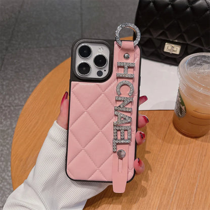 【カスタムシリーズ】名入れOK✨ キルティングスマホケース – ストラップ付き＆ストーン装飾｜iPhone対応 #250625