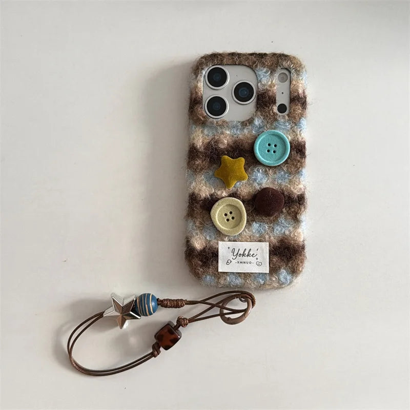 【ボタンニットチェック】レトロボタン × もこもこファー スマホケース｜iPhone対応 #250121