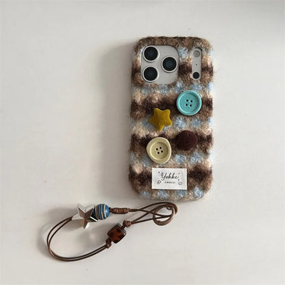 【ボタンニットチェック】レトロボタン × もこもこファー スマホケース｜iPhone対応 #250121