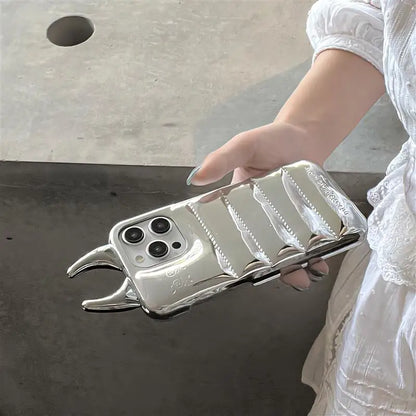 【デビルホーンシェル】ツノ×エアパフ風メタリックデザイン スマホケース｜iPhone対応 #250612