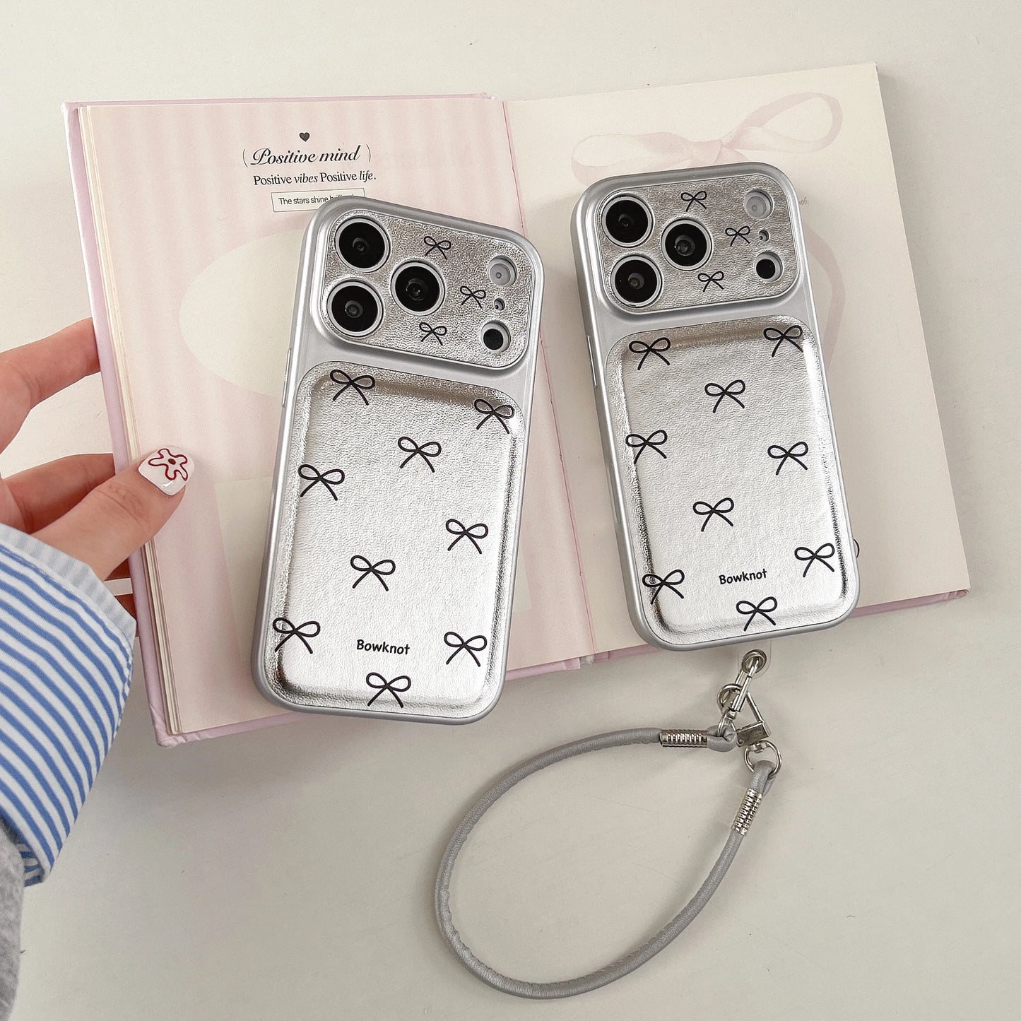 リボン柄 iPhoneケース｜シルバーカラー・フラットデザイン #240522