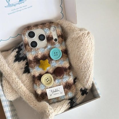 【ボタンニットチェック】レトロボタン × もこもこファー スマホケース｜iPhone対応 #250121