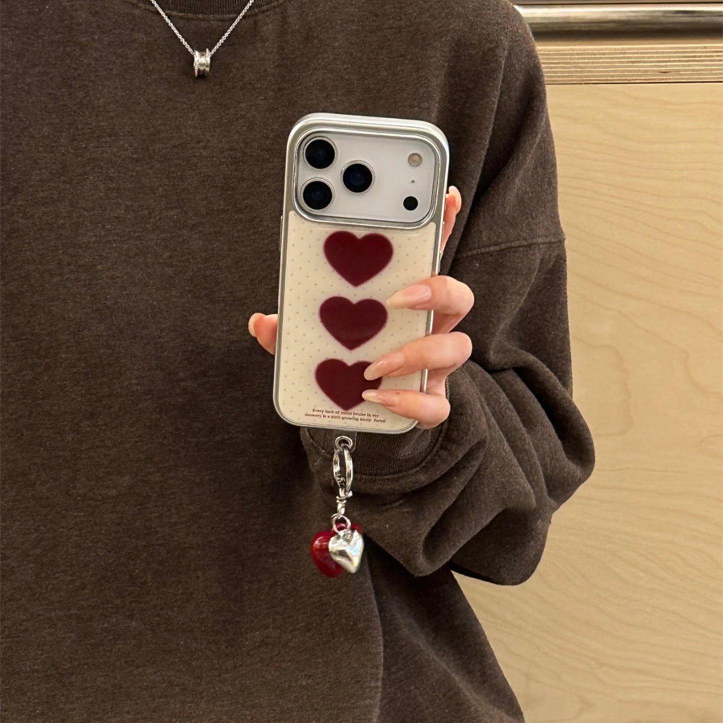 【トリプルハート】ハートモチーフ×揺れチャーム スマホケース｜iPhone対応 #240620