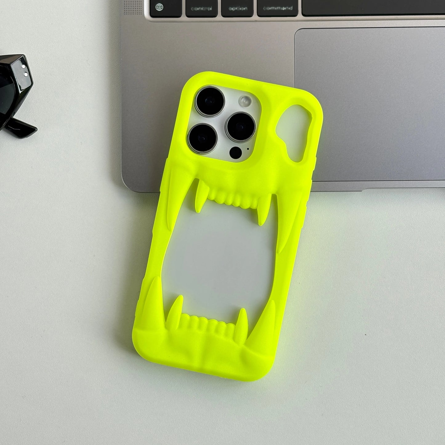 【ワイルドファング】ネオンイエロー・ピンク × 立体キバ クリアバンパー スマホケース｜iPhone対応 #240813