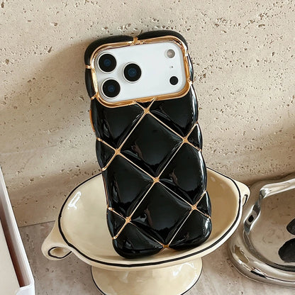 エレガントキルティング iPhoneケース｜ゴールドラインアクセント #240414