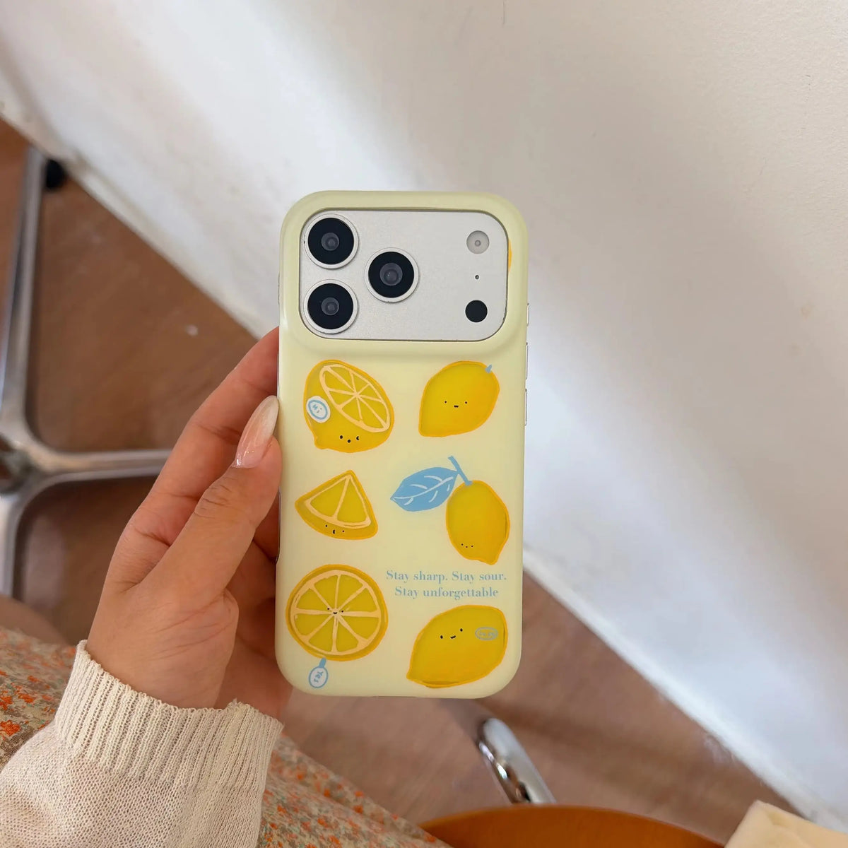 レモン柄 ニコちゃんレモン グリップ付き iPhoneケース｜淡色イエロー・ゆるかわ #261275