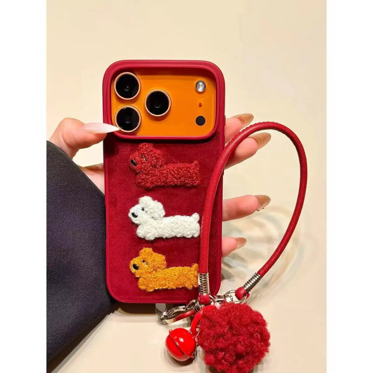 【アニマルシリーズ】もこもこドッグ スマホケース｜立体わんこ刺繍×ポンポンチャーム付き｜iPhone対応 #241209