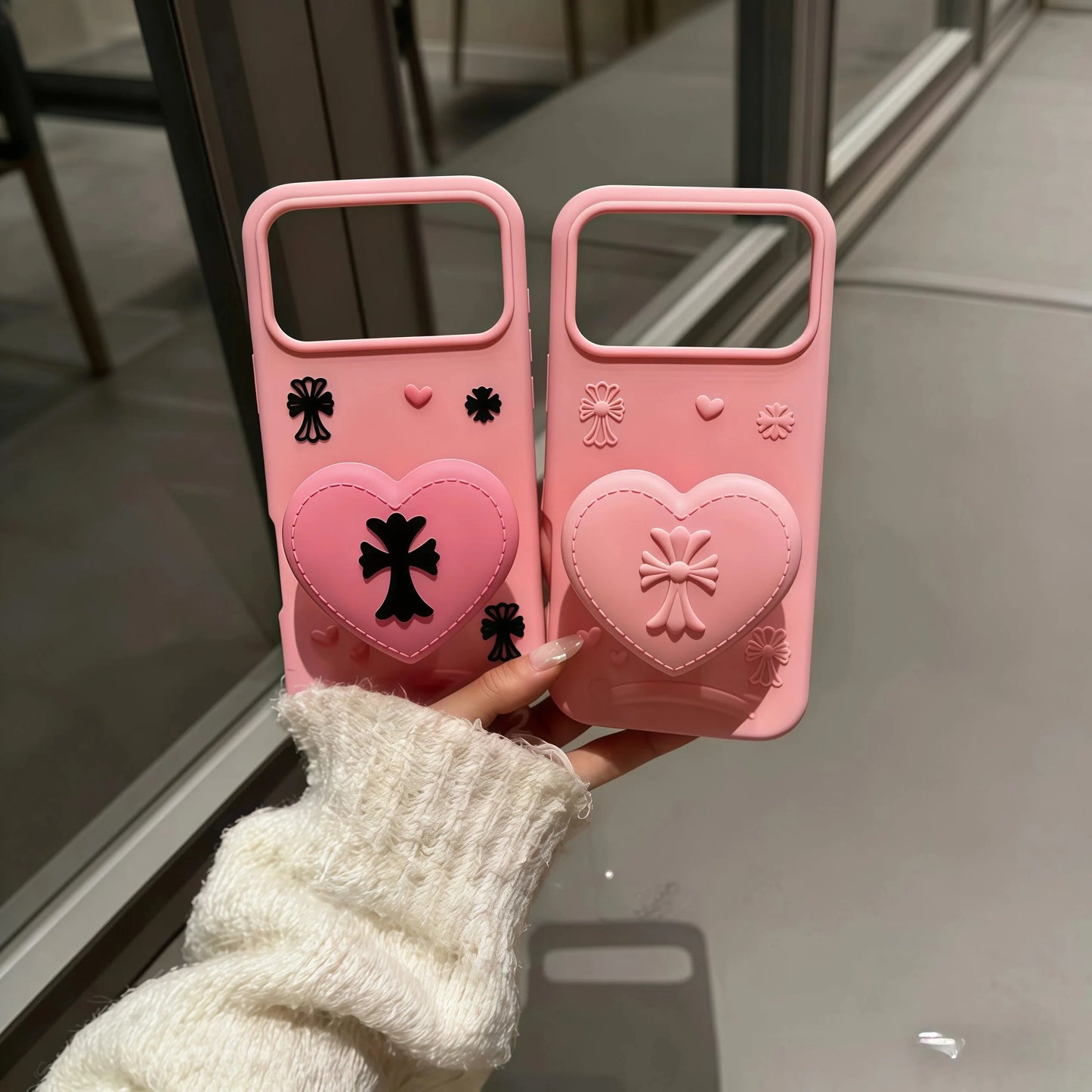 ハート×クロスモチーフ グリップスタンド付き iPhoneケース｜シリコン素材・立体デザイン #240525