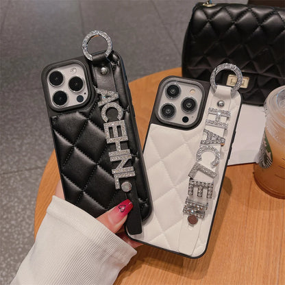 【カスタムシリーズ】名入れOK✨ キルティングスマホケース – ストラップ付き＆ストーン装飾｜iPhone対応 #250625