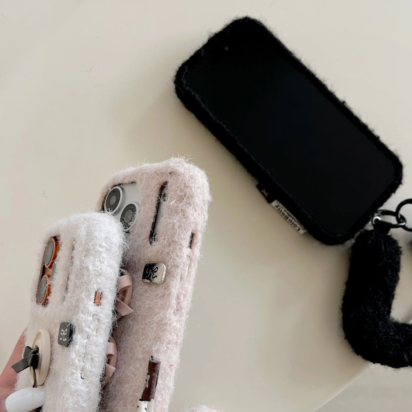 【もこもこファーシリーズ】ふわふわボア素材 リボンボタン ハンドストラップ付き スマホケース｜iPhone対応 #241211