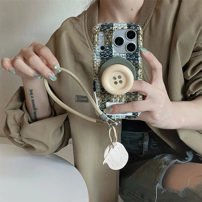 【ツイードカラーボタン】ツイードチェック×ビッグボタン ストラップ付きスマホケース｜iPhone対応 #250201