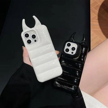 【デビルホーンシェル】ツノ×エアパフ風メタリックデザイン スマホケース｜iPhone対応 #250612