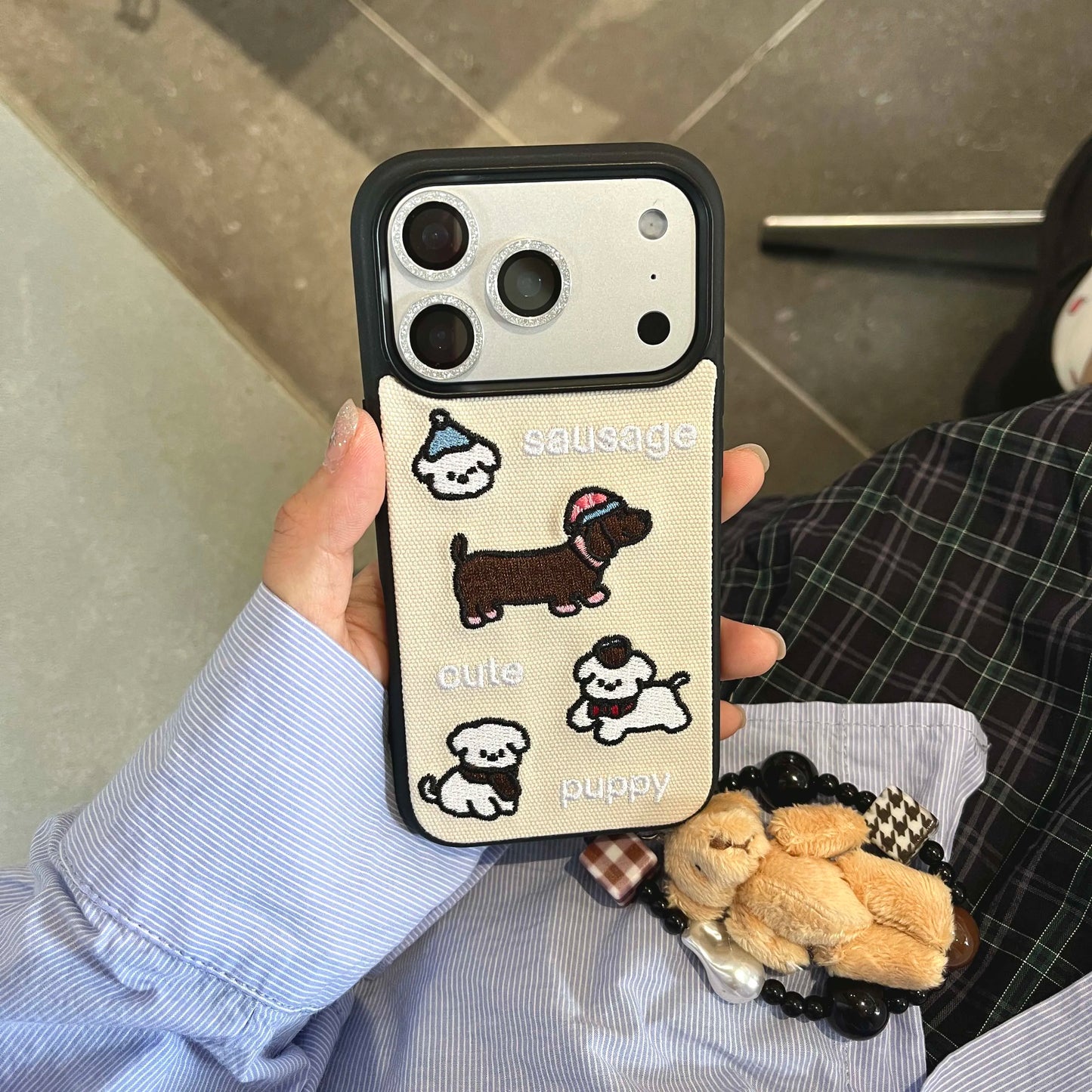 【ダックスパピー】刺繍わんこ×キャンバスデザイン スマホケース｜iPhone対応 #250214