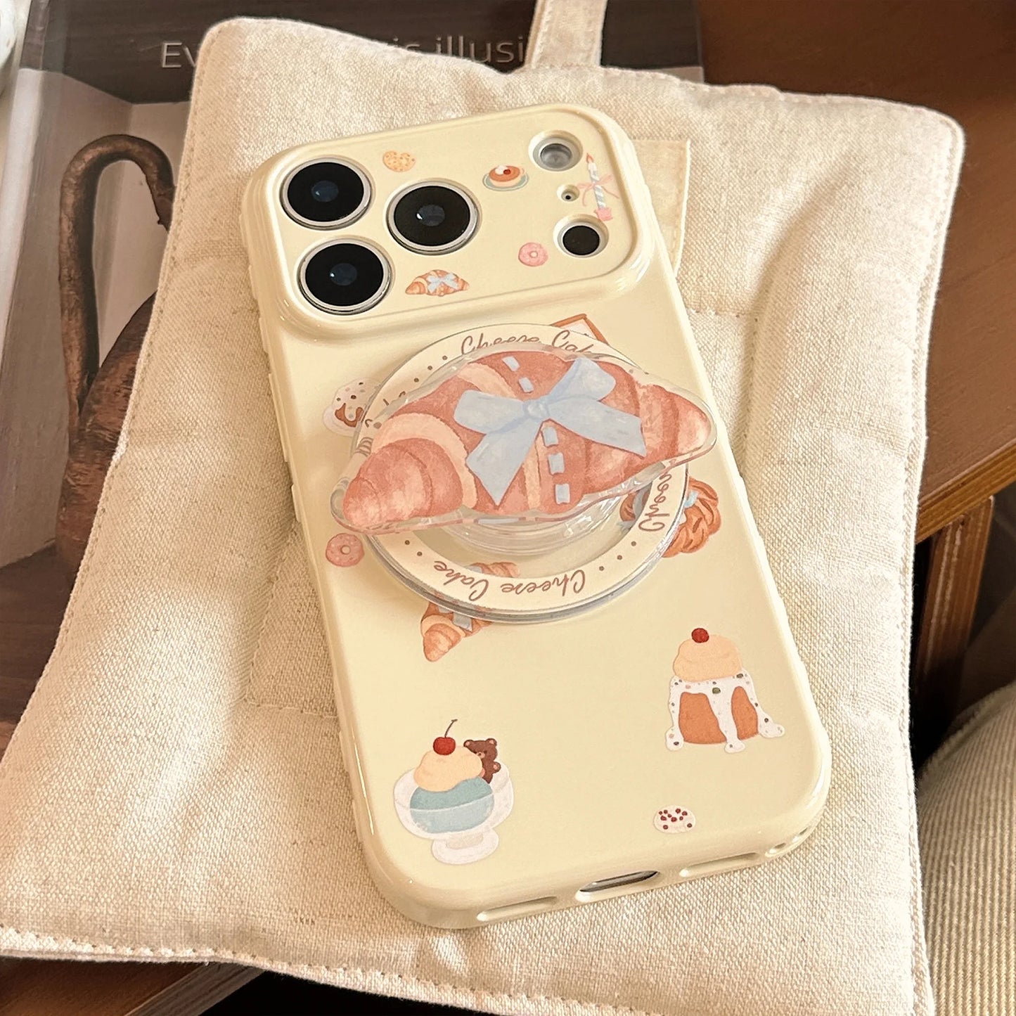 カフェスイーツ クロワッサンデザイン グリップ付き iPhoneケース｜ナチュラル・韓国雑貨風 #231120