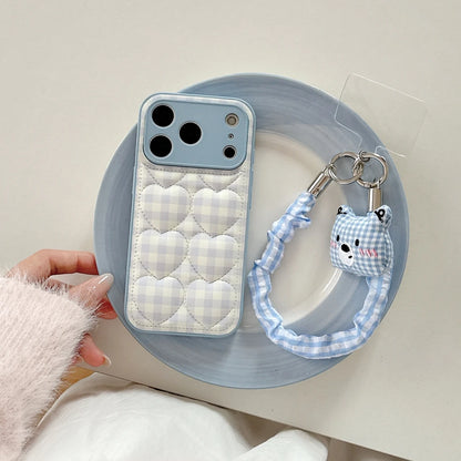 【ハートキルティングチェック】ギンガムハート×パステルブルー くまちゃんチャーム スマホケース｜iPhone対応 #250329