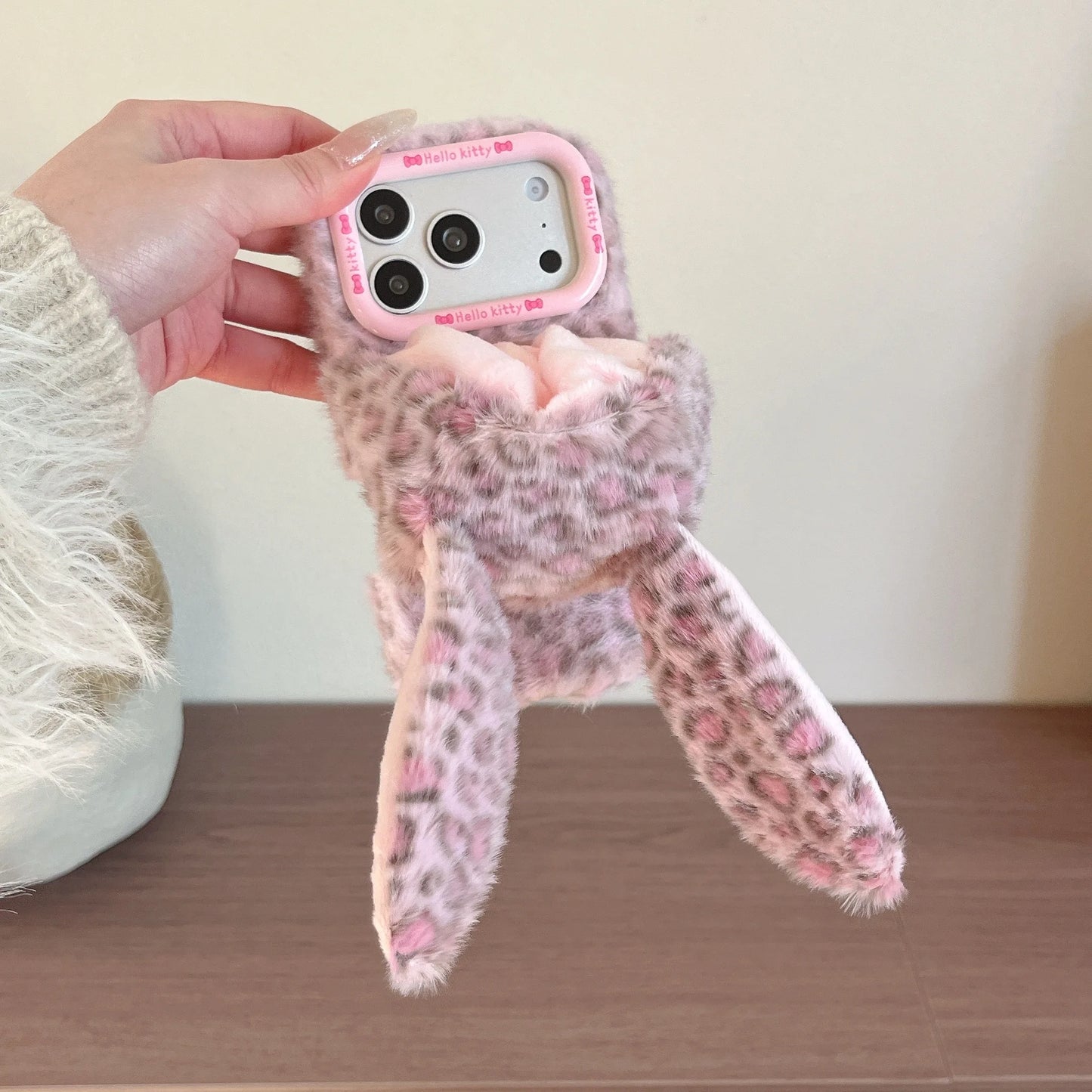 もこもこ 耳付き ラビット アニマルフード レオパード ヒョウ柄 iPhoneケース｜ファー素材 #240424
