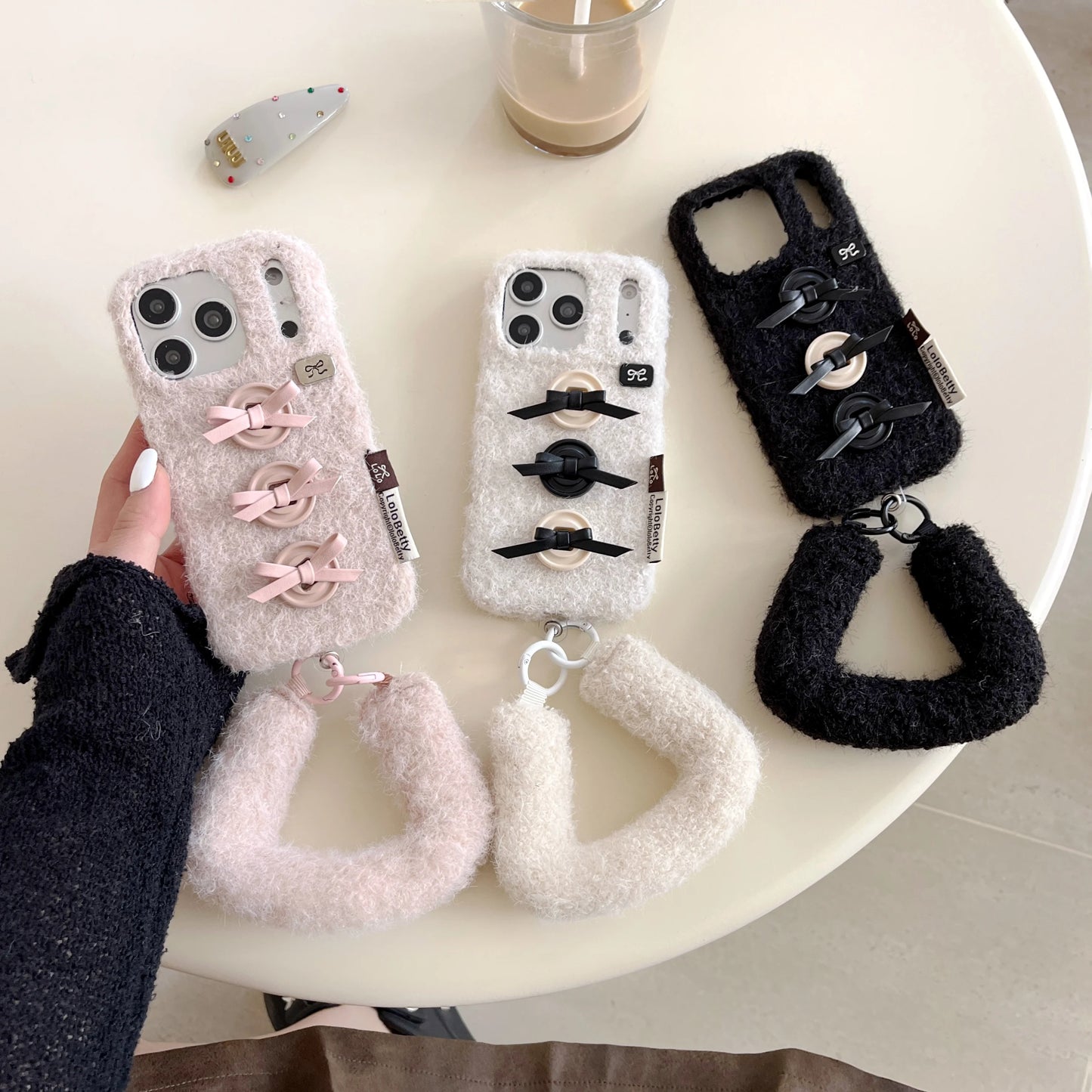 【もこもこファーシリーズ】ふわふわボア素材 リボンボタン ハンドストラップ付き スマホケース｜iPhone対応 #241211