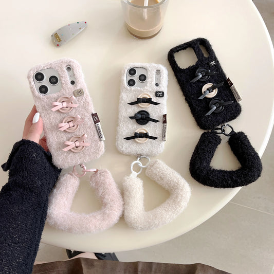 【もこもこファーシリーズ】ふわふわボア素材 リボンボタン ハンドストラップ付き スマホケース｜iPhone対応 #241211