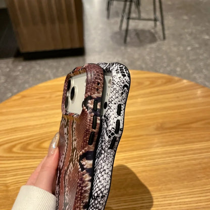 スネーク柄 ウェーブフレーム iPhoneケース｜ヘビ アニマルデザイン #240320