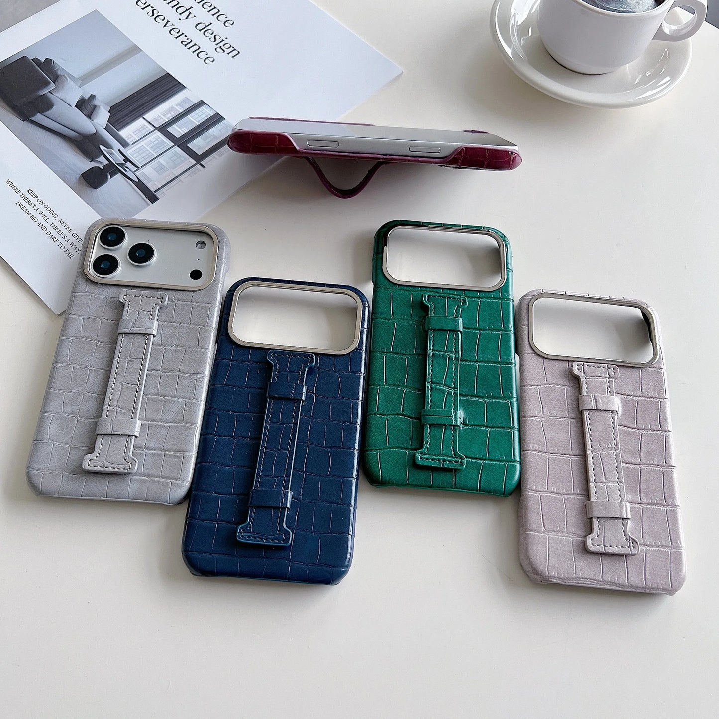 【クロコ調レザー】スリム ハンドベルト付 スマホケース｜iPhone対応 #240921