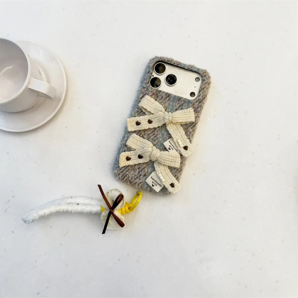 ナチュラルニットリボン iPhoneケース｜ハンドメイド風・ストラップ付き #240423