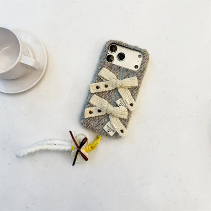 ナチュラルニットリボン iPhoneケース｜ハンドメイド風・ストラップ付き #240423