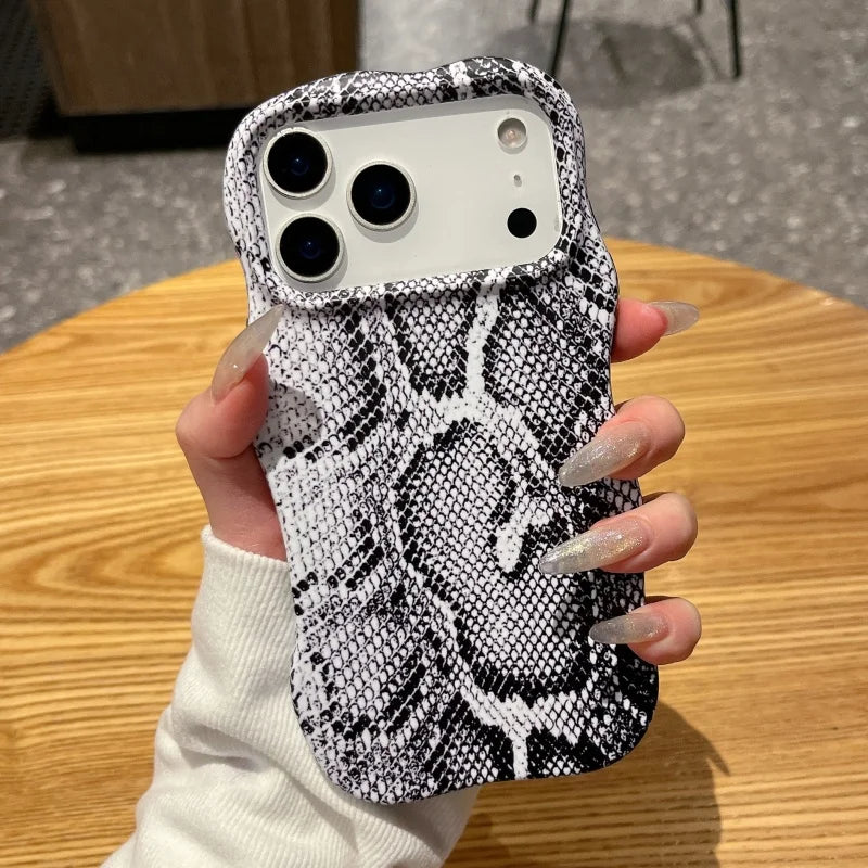 スネーク柄 ウェーブフレーム iPhoneケース｜ヘビ アニマルデザイン #240320