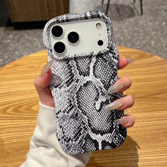 スネーク柄 ウェーブフレーム iPhoneケース｜ヘビ アニマルデザイン #240320