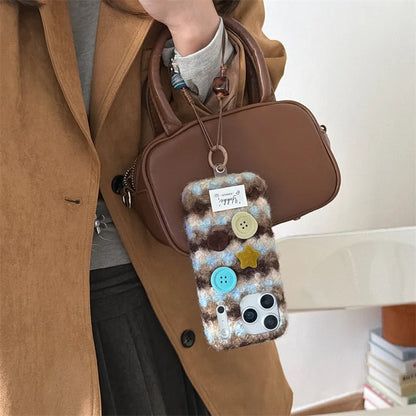 【ボタンニットチェック】レトロボタン × もこもこファー スマホケース｜iPhone対応 #250121