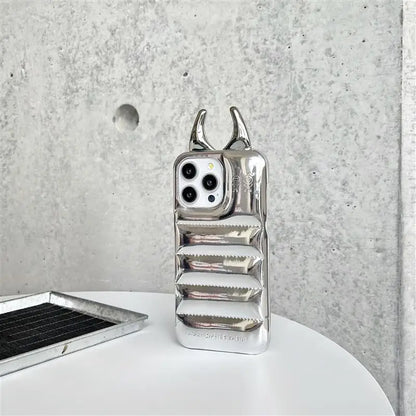 【デビルホーンシェル】ツノ×エアパフ風メタリックデザイン スマホケース｜iPhone対応 #250612