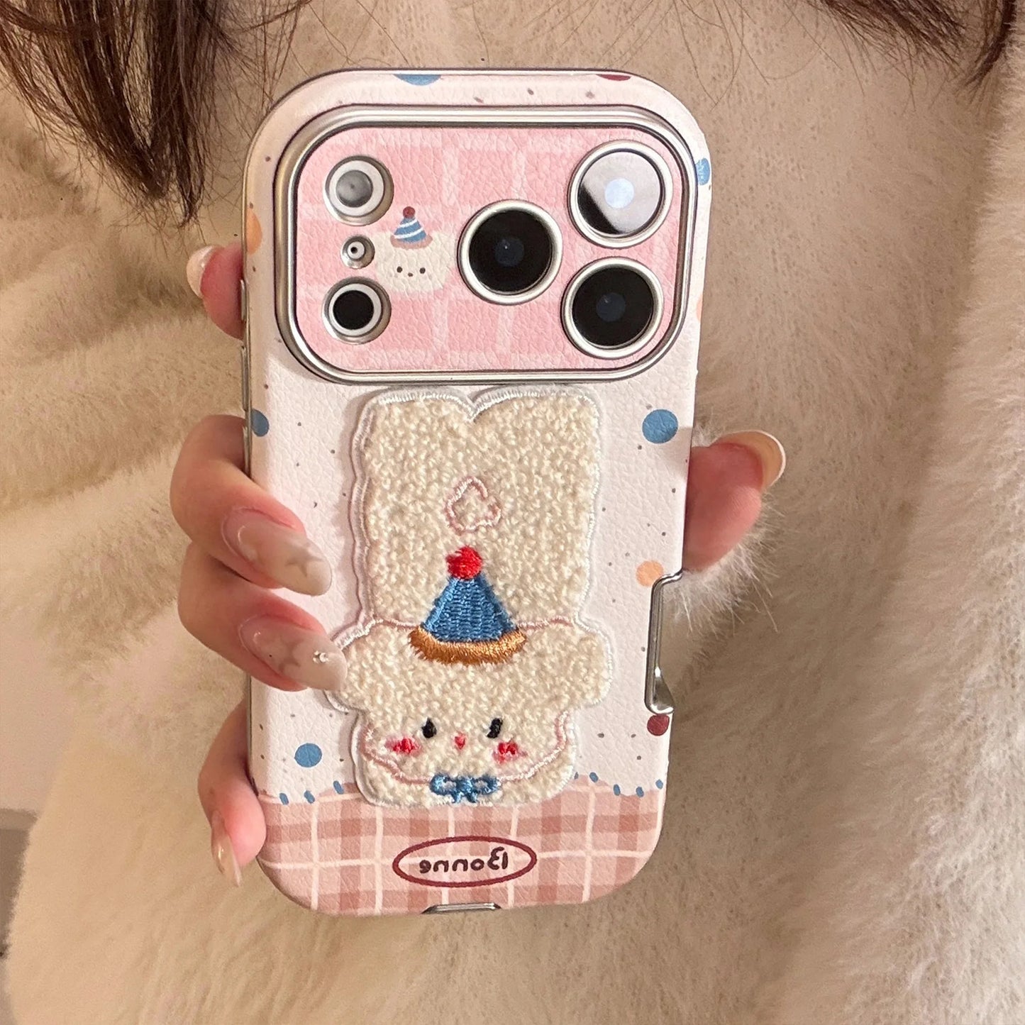 【ふわもこアニマル】立体刺繍 × ポップイラスト ワンチャン ネコちゃん スマホケース｜iPhone対応 #240830