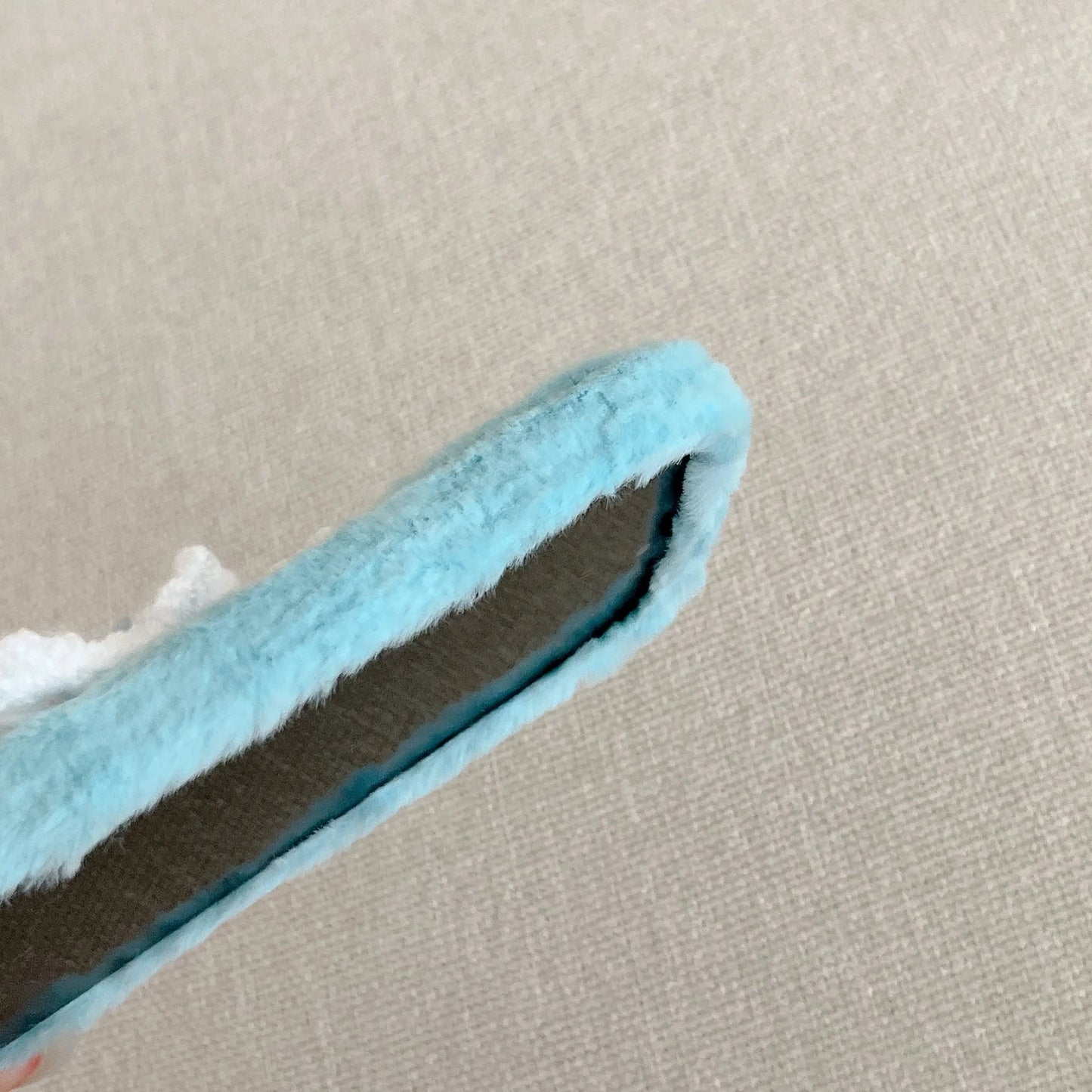 もこもこファー iPhoneケース｜雪モチーフ・ストラップ付き #240314