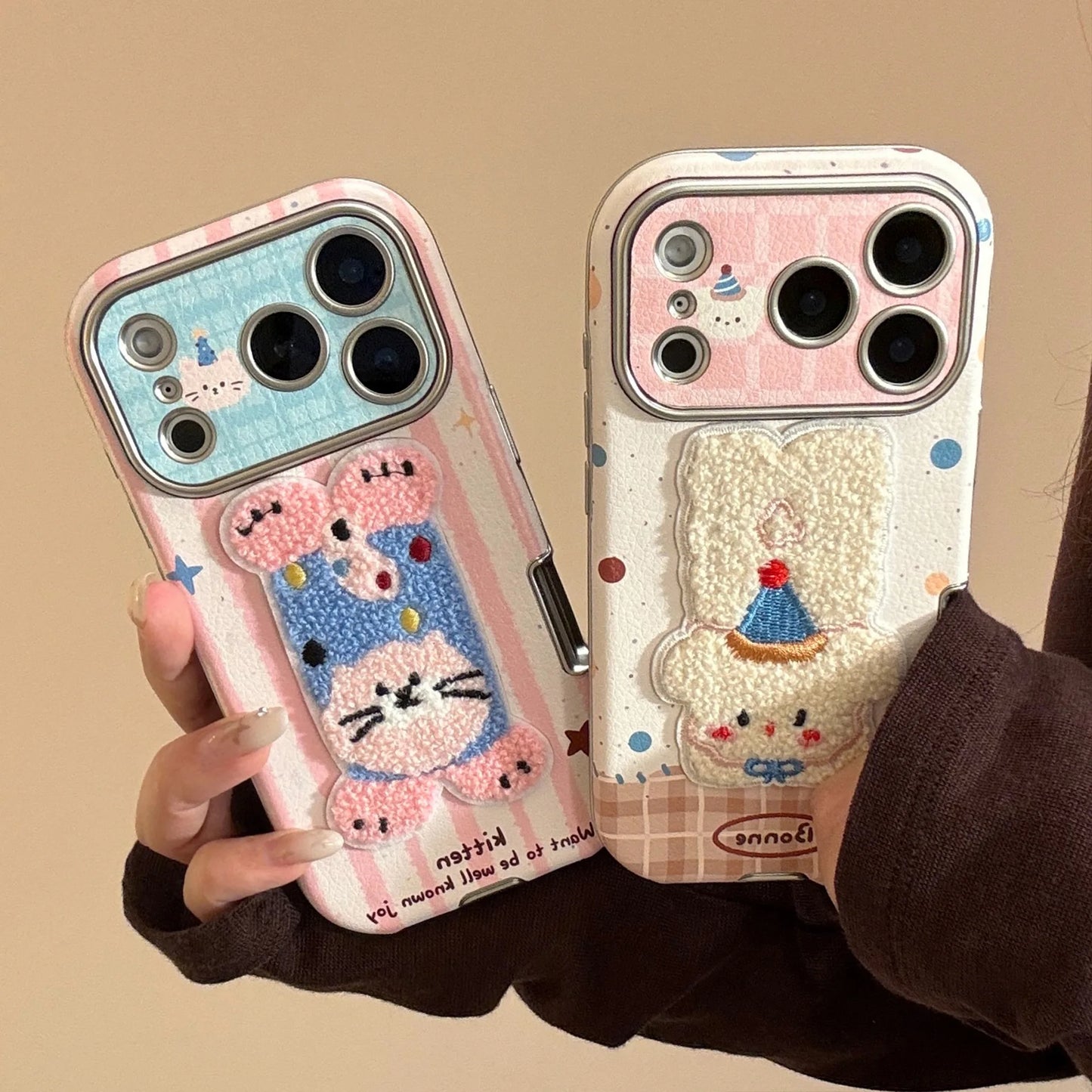 【ふわもこアニマル】立体刺繍 × ポップイラスト ワンチャン ネコちゃん スマホケース｜iPhone対応 #240830