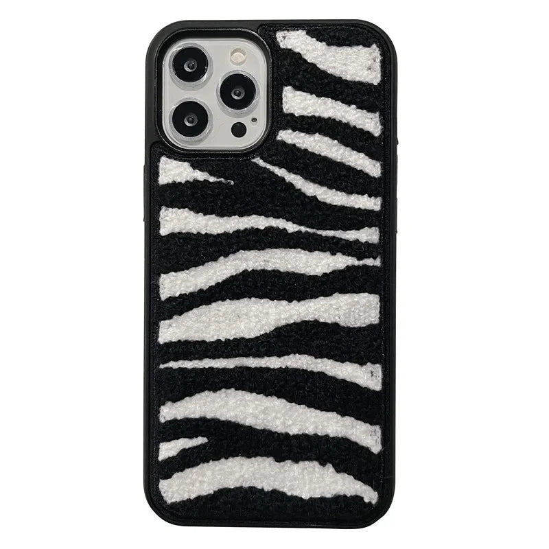 【もこもこレトロパターン】刺繍風パイル×アート柄 スマホケース｜iPhone対応 #250616