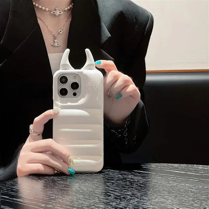【デビルホーンシェル】ツノ×エアパフ風メタリックデザイン スマホケース｜iPhone対応 #250612