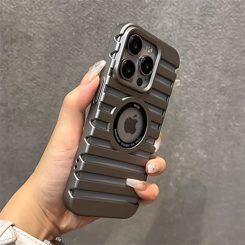 【アルミ調デザイン】メタル スーツケースデザイン 耐衝撃 スマホケース｜iPhone対応 #250414