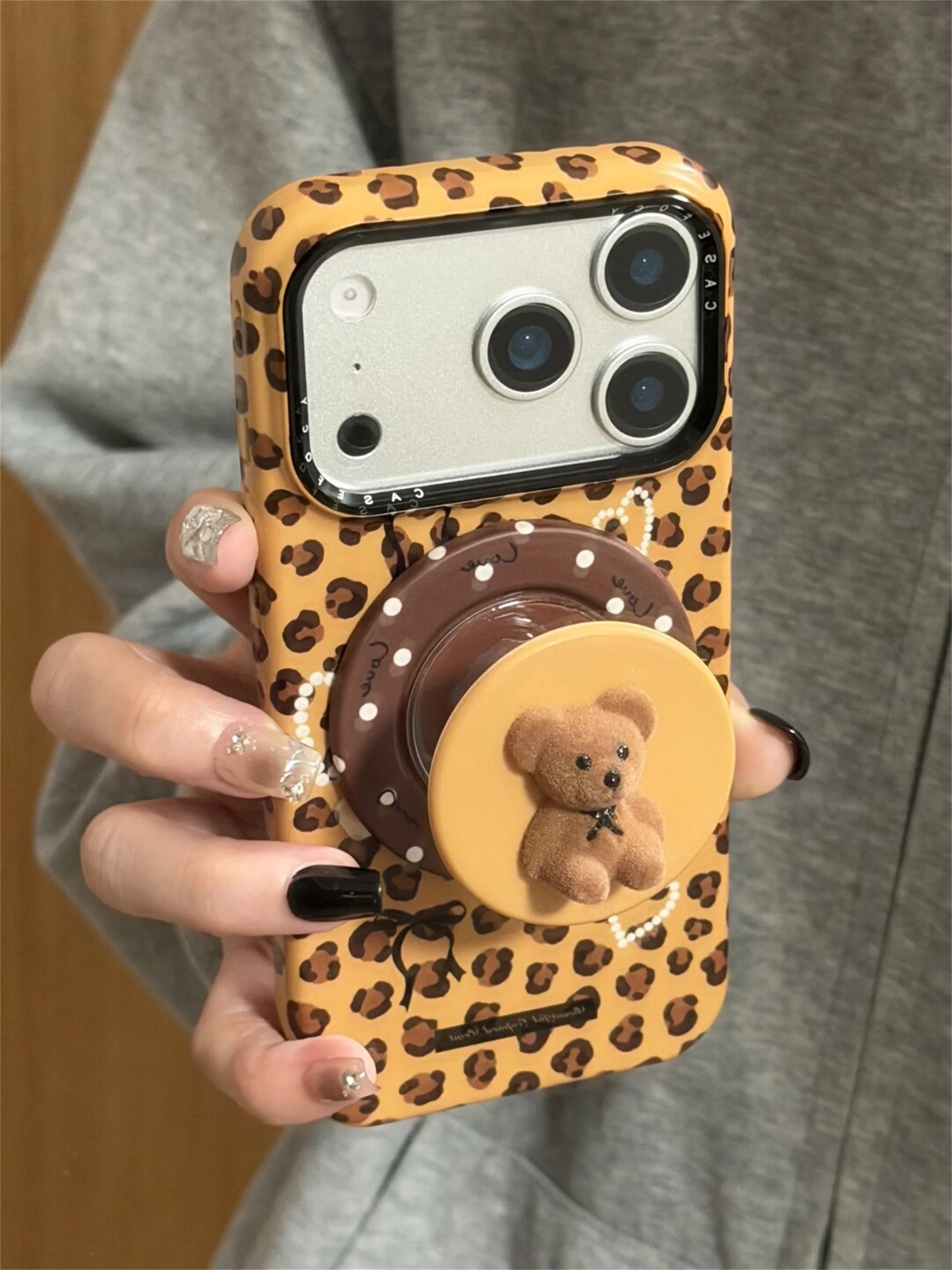 くまグリップ レオパード iPhoneケース｜ヒョウ柄・グリップ付き #240322